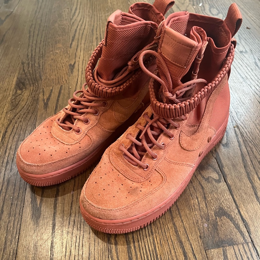 Nike men's high top sneakers SF AF1 Air Force 1 in dusty peach size US9.5